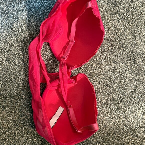 Victoria's Secret raceback demi - 38C - Picture 2 of 6